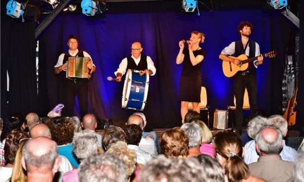 Bernhard Gruber, Jürgen Kirner, Bianca Bachmann und Berni Filser (v. li.) sorgten für beste Stimmung im Sperlstadl.