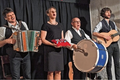 Beim Auftritt der Couplet AG im Altbau wurden Orden verliehen, aber nicht verschenkt. Auch sonst boten (von links) Bernhard Gruber, Bianca Bachmann, Jürgen Kirner und Bernd Filser so einige Skurrilitäten dar.