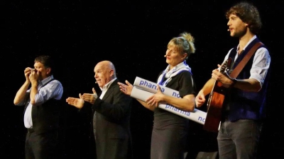 Seit 30 Jahren beobachtet die Couplet AG nach eigenen Angaben Menschen und macht daraus ihr Kabarett. Das Jubiläum wurde auf der Bühne der Stadthalle Gersthofen gefeiert.